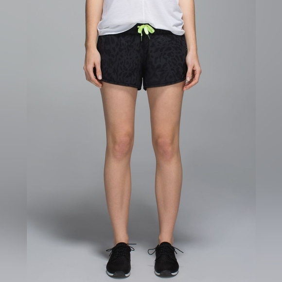 Lululemon Seek The Heat Short Color Animal Swirl Deep Coal Black Size 6 W7C89S - Picture 5 of 13